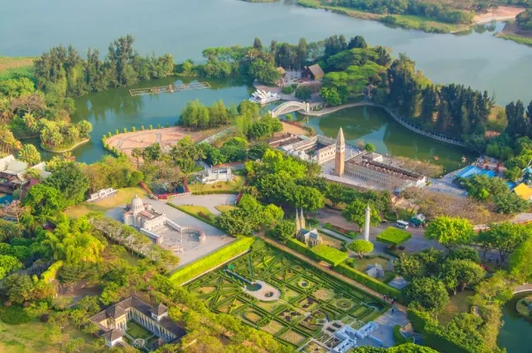 Window of the World-Park Der "Window of the World-Park" von oben fotografiert mit grüner Natur und Miniatur-Sehenswürdigkeiten.