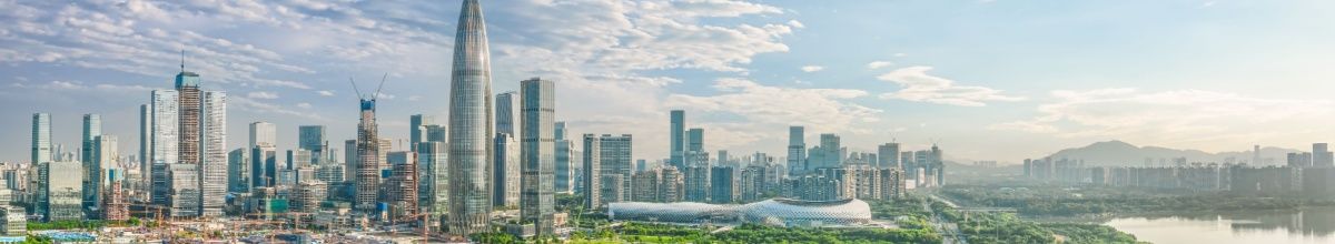 Die Skyline von Shenzhen mit den Wolkenkratzern und weiteren hohen Gebäuden.