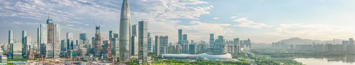 Shenzhen Die Skyline von Shenzhen mit den Wolkenkratzern und weiteren hohen Gebäuden.