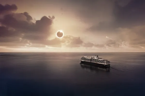 Ein Schiff der Holland America Line auf Kreuzfahrt bei einer totalen Sonnenfinsternis.