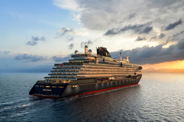 EXPLORA III zur Sonnenfinsternis 2026 mit Explora Journeys Kreuzfahrtschiff EXPLORA III von Explora Journeys bei Sonnenuntergang auf offener See