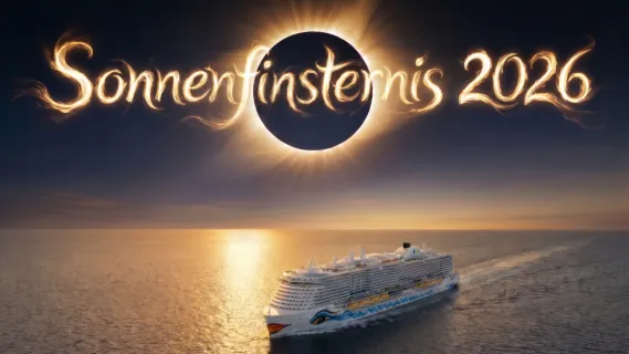 Dramatische Kulisse: AIDAcosma auf dem Mittelmeer – über dem Schiff die totale Sonnenfinsternis 2026 in goldenem Licht.