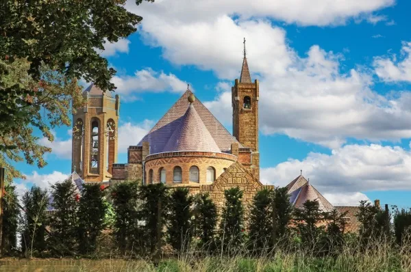 Blick auf die Martinuskerk, eine gotische Kirche, im Sonnenschein.