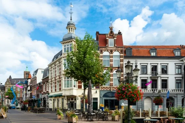 Altstadt-Gebäude von Venlo unter blauem Himmel.