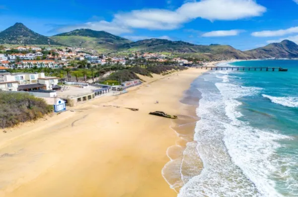 Der 9-Kilometer lange Sandstrand Campo de Baixo auf Porto Santo am Tag mit dem angrenzenden Meer.