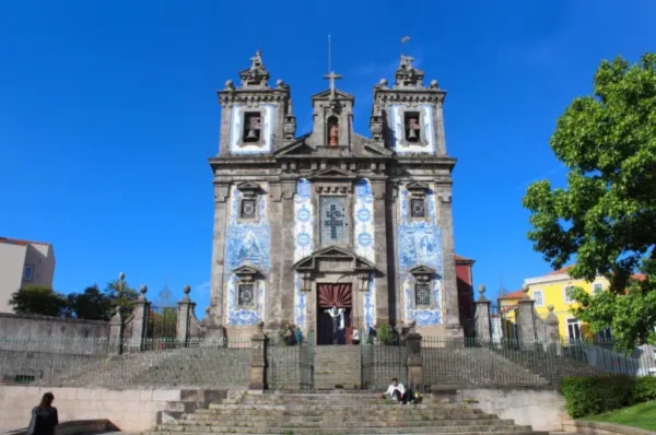 Die Kirche Nossa Seniora de Piedade auf Porto Santo am Tag, mit ihren blauen Fresken.