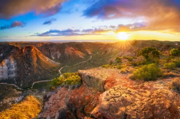 Die malerische, hügelige Canyon-Landschaft bei Exmouth während des Sonnenuntergangs.