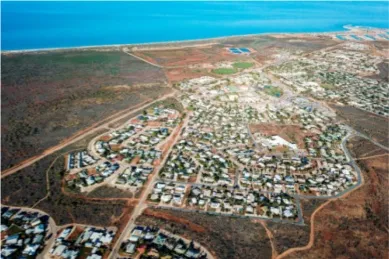 Totale der Stadt Exmouth aus der Vogelperspektive am Tag mit dem angrenzenden Meer.