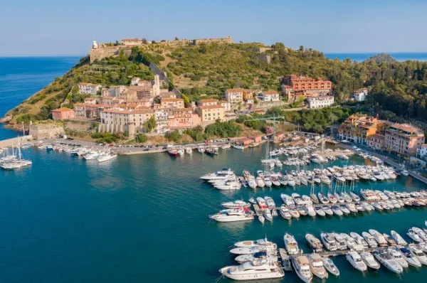 Hafen von Porto Ercole Bucht von Port Ercole mit Hafen und Festung.