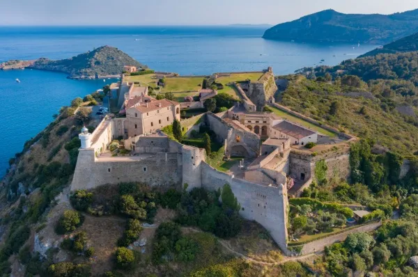 La Rocca Spagnola Die sternförmige Festung „La Rocca Spagnola" thront auf einem Felsen über dem Meer.