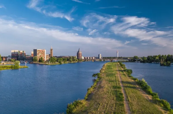 Natur Roermond Gewässergebiete rund um Roermond, im Hintergrund ein Kirchturm.