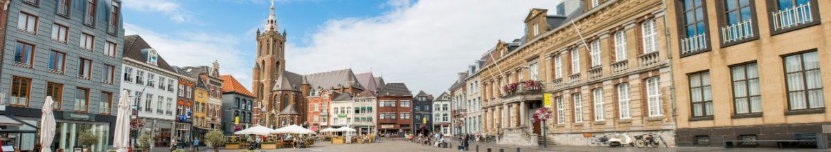 Gebäude und Markplatz in der Altstadt von Roermond.