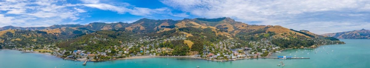 Panoramablick der grünen, hügeligen Küstenlinie von Akaroa.