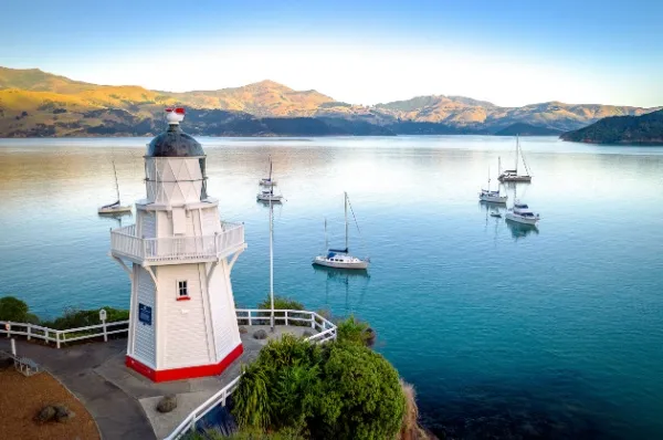 Leuchtturm Weiß-roter Leuchtturm steht an der Bucht von Akaroa.