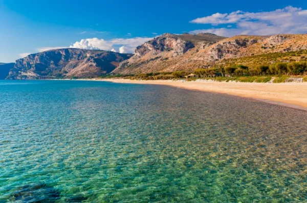 Schöner Sandstrand und klares blaues Wasser.