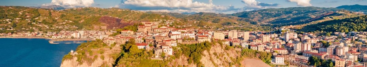 Panoramablick auf die von der Sonne bestrahlten Stadt Agropoli, die hoch auf einem Felsen am Meer liegt.