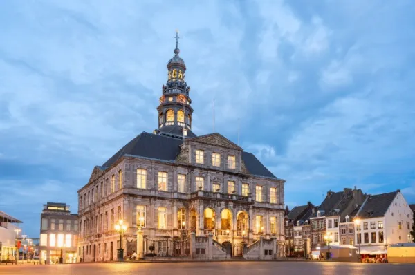 Das Rathaus von Maastricht beleuchtet am Abend.