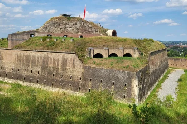 Fort St. Pieter in der Nähe von Maastricht unter blauem Himmel.