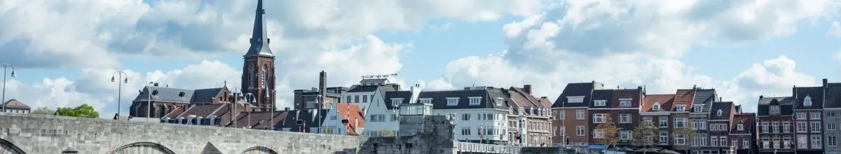 Flusskulisse auf die Stadt Maastricht und die Häuser an der Maas.