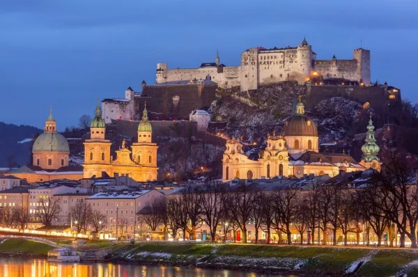 Festung Hohensalzburg bei Nacht Die Festung Hohensalzburg bei Nacht mit schönen Lichtern umrandet und der Salzach im Vordergrund.