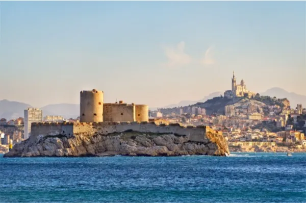 Marseille entdecken Blick über die Küste von Marseille vom Meer aus.