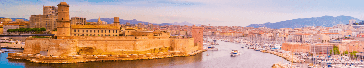 Panoramaansicht des alten Hafens in Marseille mit Booten und Jachten.