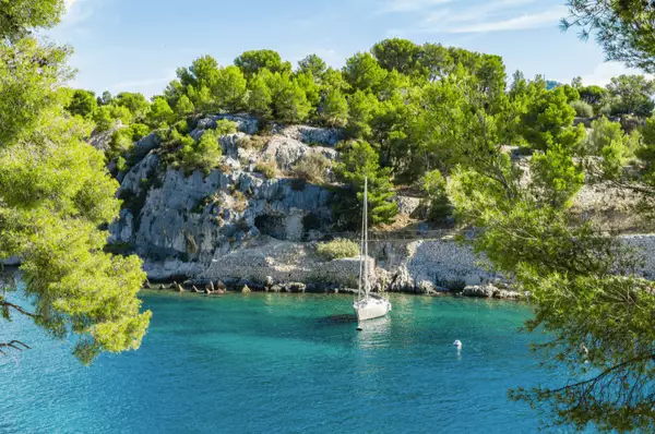 Bucht mit kleinem Boot im Nationalpark Calanques