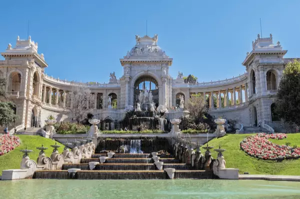 Palais Longchamp mit Springbrunnen und Wasserfällen in Marseille.
