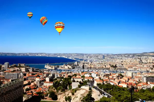 Heißluftballons am Sommerhimmel über Marseille