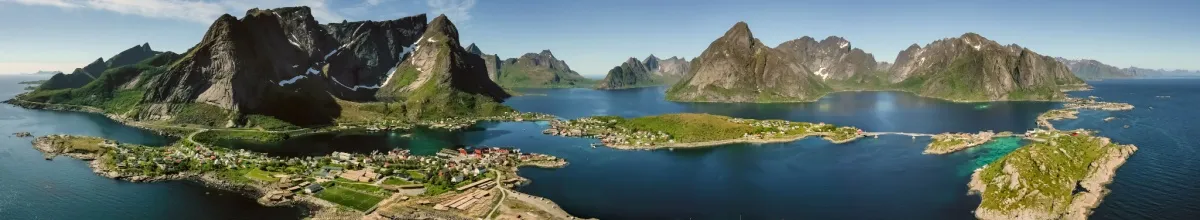 Panoramablick auf Lofoten-Insel und Reine, umgeben von Bergen und Meer.