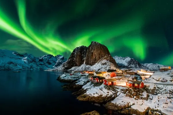 Polarlichter über Reine Polarlichter über dem Dorf Reine bei Dunkelheit.