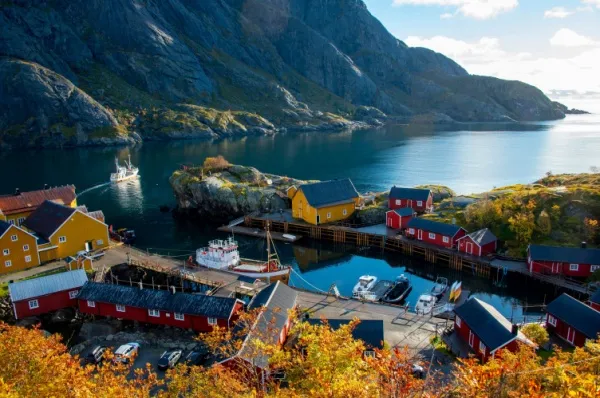 Hafen von Nusfjord Blick auf Nusfjord bei schwindendem Licht mit Berg im Hintergrund.