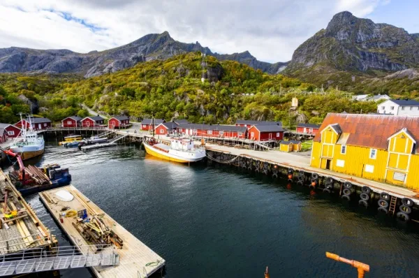 Freilichtmuseum Das Freilichtmuseum Nusfjord mit Schiff und gelbem Haus.