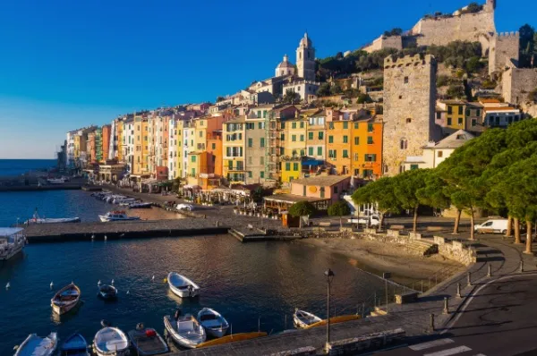 Porto Venere Hafen Die bunten Altstadthäuser direkt am Meer am kleinen Hafen von Porto Venere.