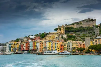 Blick auf die bunten Häuser an der Küste von Porto Venere.