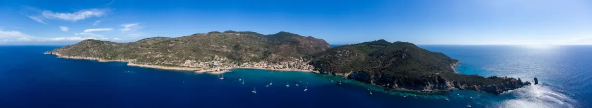 Panoramablick auf die Westseite der Insel Giglio.