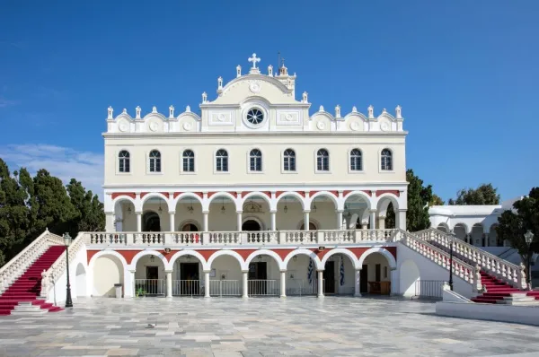 Frontalansicht der Kirche und Kloster Panagia Evangelistra mit imposanter Außenfassade.