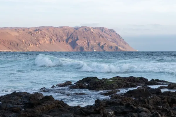 La Lisera Strand mit Felsen und rauer See.