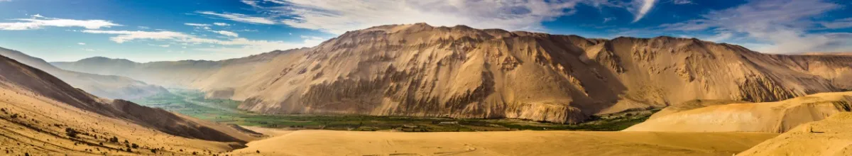 Blick auf einen Berg und ein Flusstal in der Atacama-Wüste in Arica.