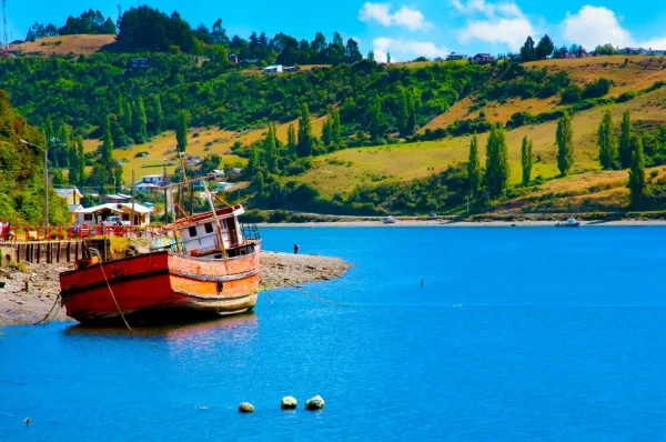 Altes Schiff im türkisfarbenen Meer vor der Küste von Castro.