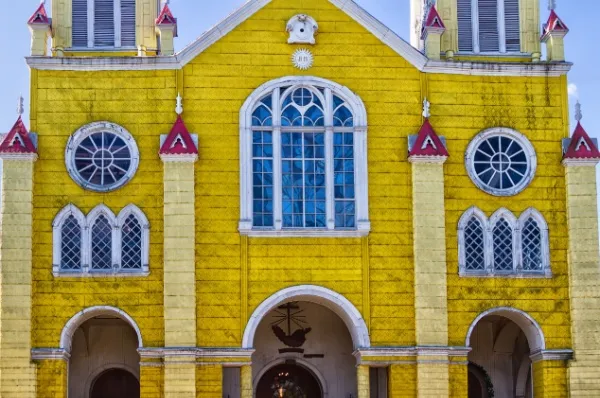 Kirche San Francisco in gelber Optik aus Holz erbaut.