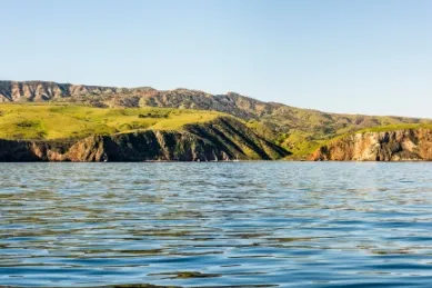 Eine Klippe der Insel Nendo mit unberührter Natur.