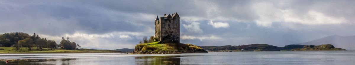 Castle Stalker im Loch Linnhe wacht über den Fjord und ragt majestätisch empor.