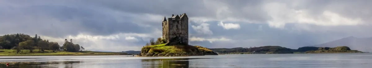Castle Stalker im Loch Linnhe wacht über den Fjord und ragt majestätisch empor.