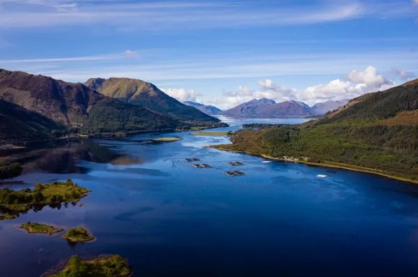 Der Loch Linnhe erstreckt sich bis zum Horizont, eingerahmt von seiner Berglandschaft.