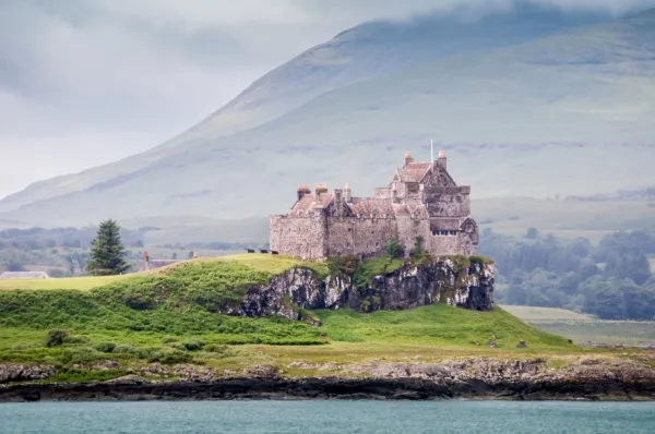Die beeindruckende Duart Castle thront auf einem Felsen mit den Bergen im Hintergrund direkt am Loch Linnhe.