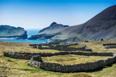 Die schroffen Küsten der Insel Barra und Mauern aus Steinen Türmen sich auf dem Land.