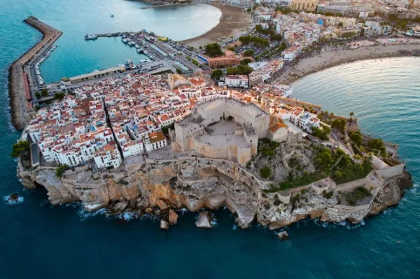 Der Hafen von Peñíscola Der Hafen von Peñíscola liegt auf einer kleinen Halbinsel am Stadtrand. Es sind viele weiße Häuser mit roten Dächern zu sehen.