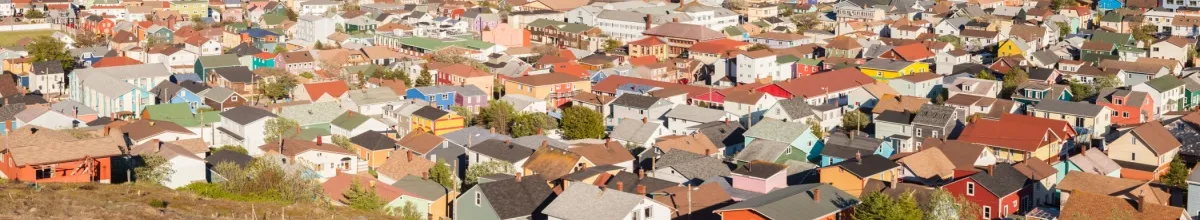 Ein Meer aus bunten Häuserfassaden auf St. Pierre und Miquelon.