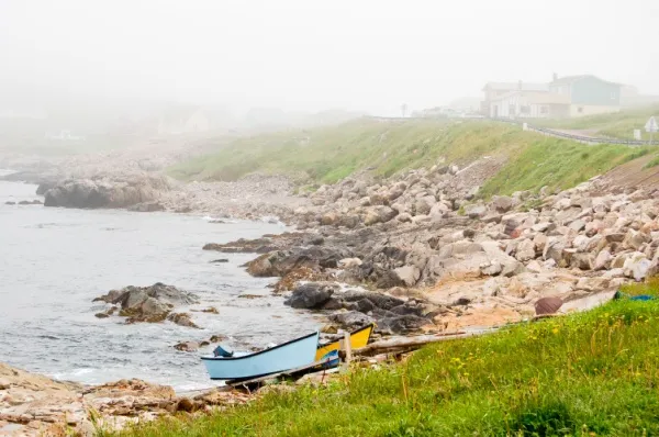 Die Ufer von St. Pierre und Miquelon Die Küste von St. Pierre und Miquelon mit einem einsamen, kleinen Fischerboot.